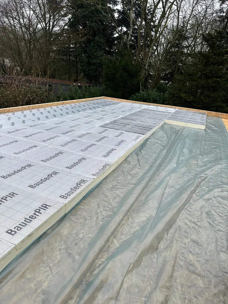 Dakisolatie van een uitbouw met PIR-platen
