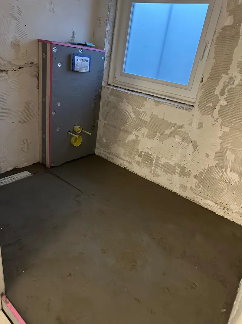 Afgewerkte dekvloer in een gang