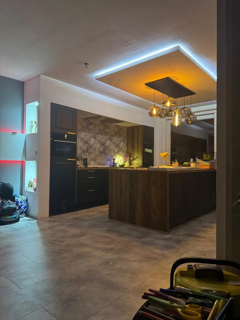 Donkere keuken met kookeiland en sfeerverlichting