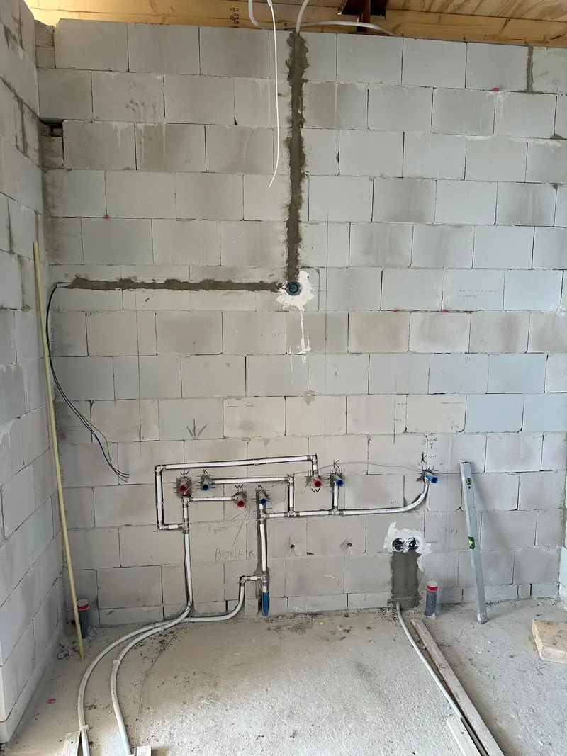 Leidingwerk voor een nieuwe badkamer in de ruwbouwfase