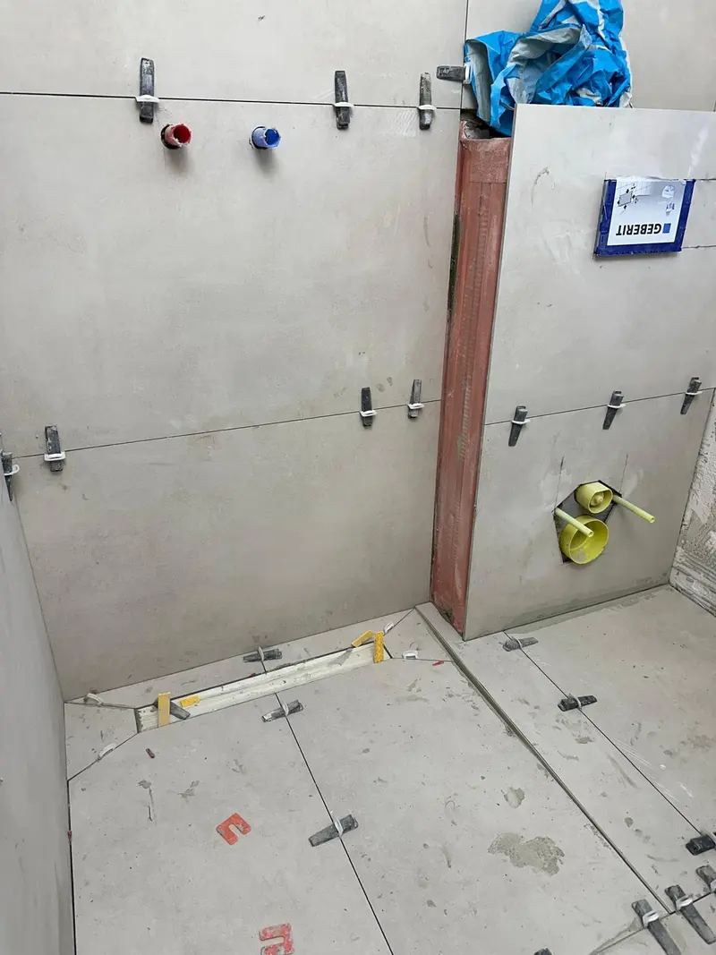 Inbouwleidingwerk voor een douche vóór het tegelwerk