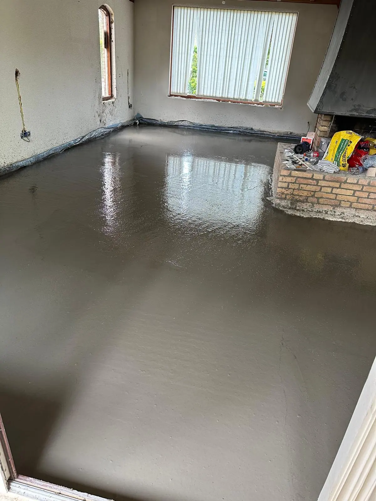 Schuimbeton gestort op de begane grond van een bestaande woning