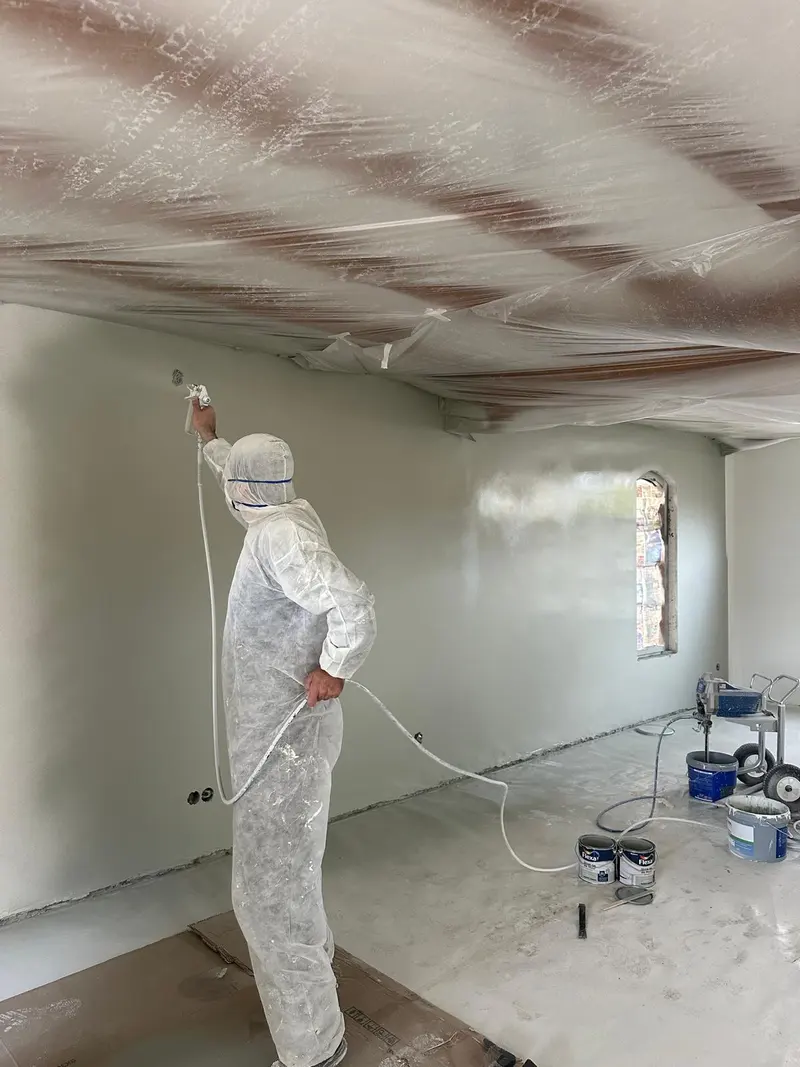 Wanden en plafond worden gespoten