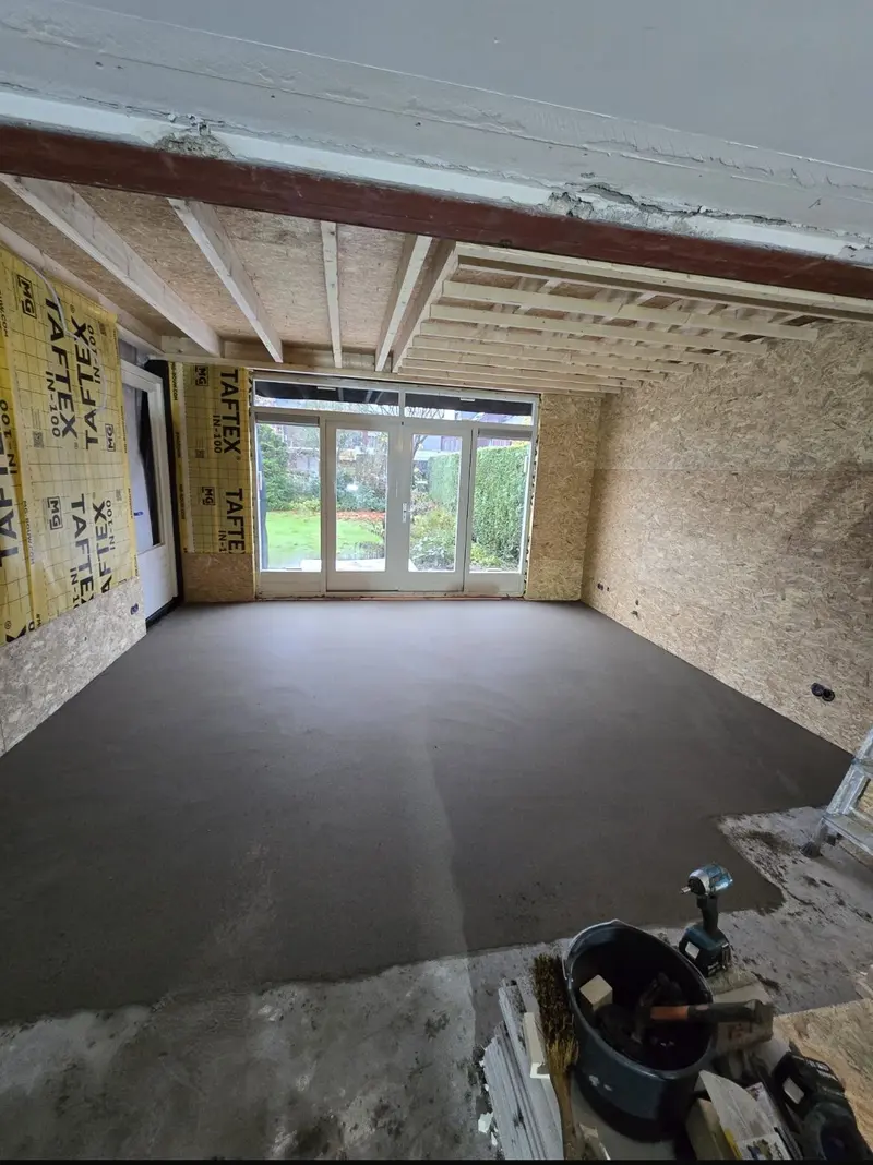 Uitbouw in Breda tijdens de bouw: nieuwe dekvloer gestort, houtskeletwanden met OSB-beplating en dampremmende folie