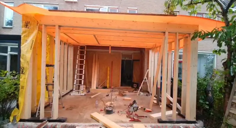 Uitbouw in aanbouw in Etten-Leur: houtskeletbouw casco over de volle breedte van de achtergevel, dak dichtgezet met folie