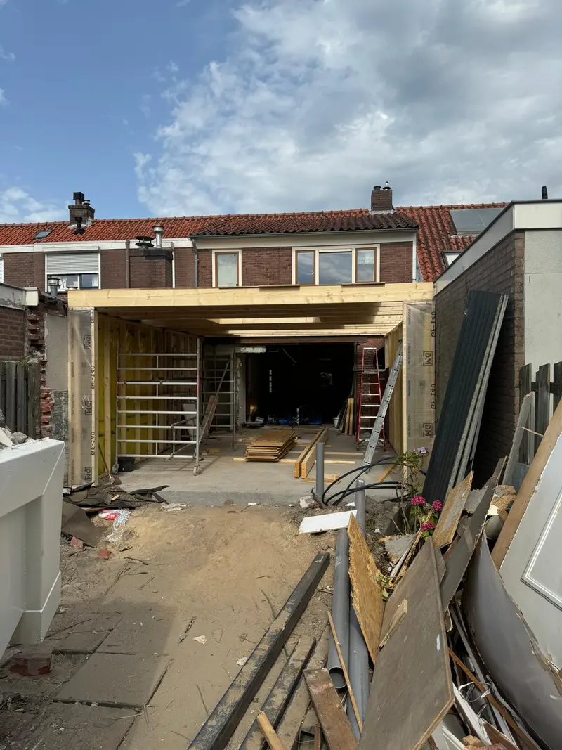 Ruwbouw van een uitbouw aan de achterzijde van een rijwoning